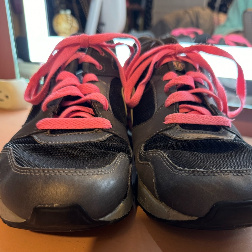 Nike Max black shoes with pink laces size 9